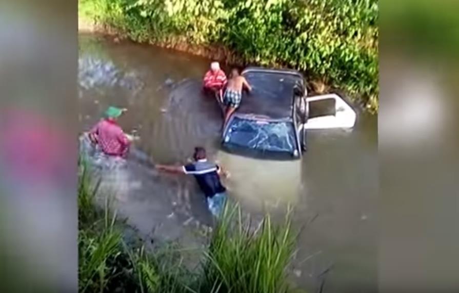 Mueren dos hombres al deslizarse vehículo por una laguna en Nagua