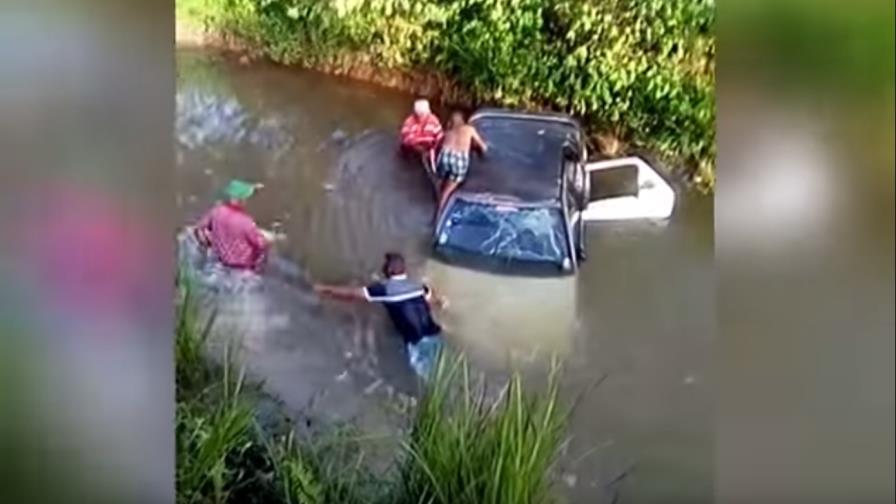 Mueren dos hombres al deslizarse vehículo por una laguna en Nagua Mueren dos hombres al deslizarse vehículo por una laguna en Nagua
