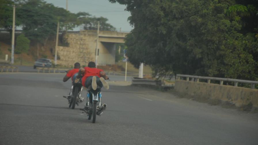 Mueren dos jóvenes durante competencia clandestina de motocicletas en Montecristi