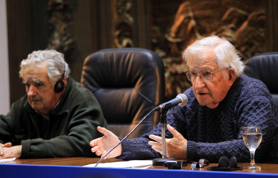 Chomsky alerta del peligro inminente de amenaza nuclear y cambio climático 