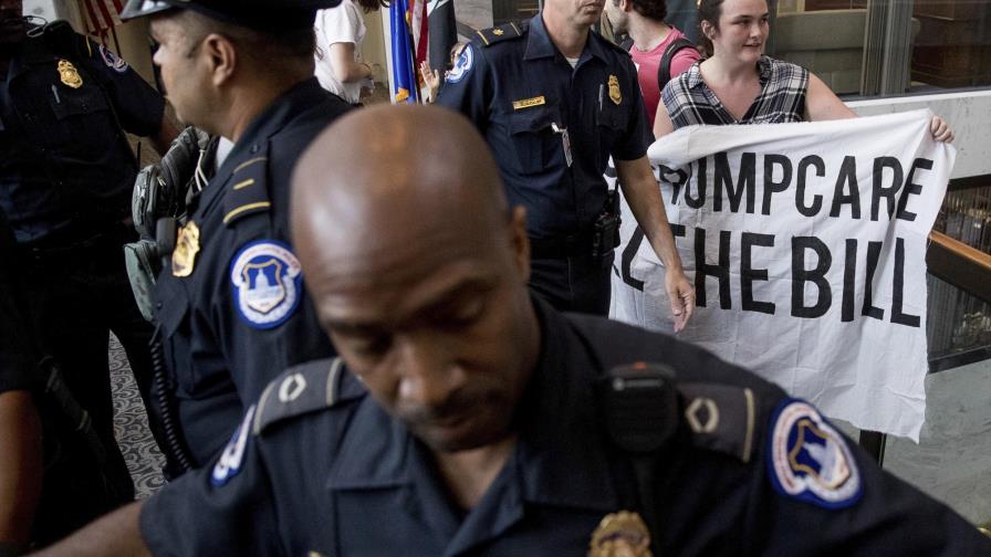 Otros dos senadores republicanos se oponen a ley de salud 