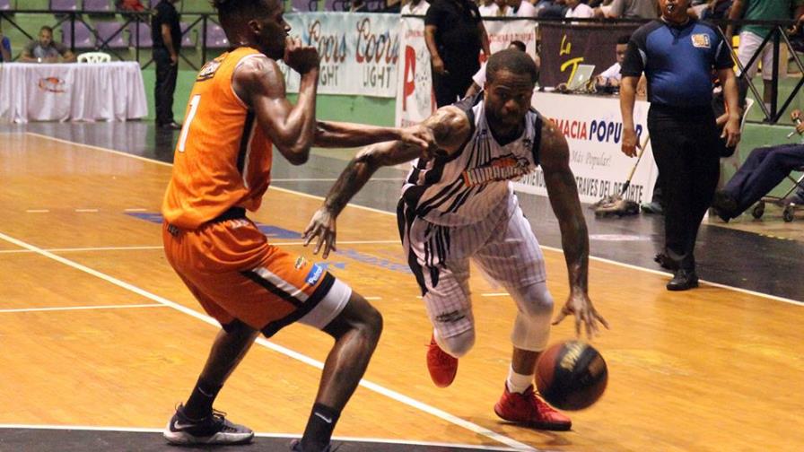 Huracanes obtienen su primera victoria de la semifinal al vencer a los Indios