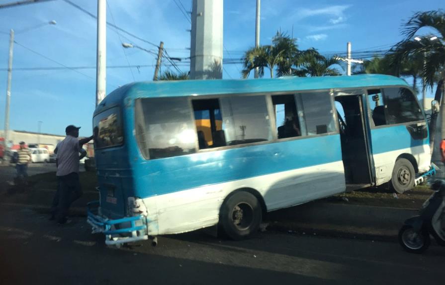 Accidente entre dos autobuses deja al menos cuatro heridos