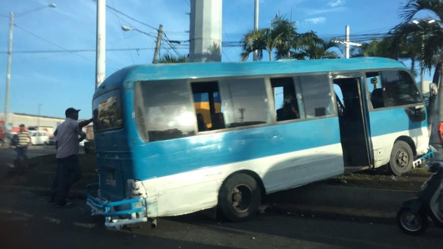 Accidente entre dos autobuses deja al menos cuatro heridos