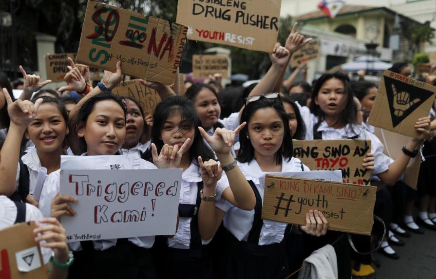 Un ejército de niñas filipinas declara la guerra al presidente Duterte