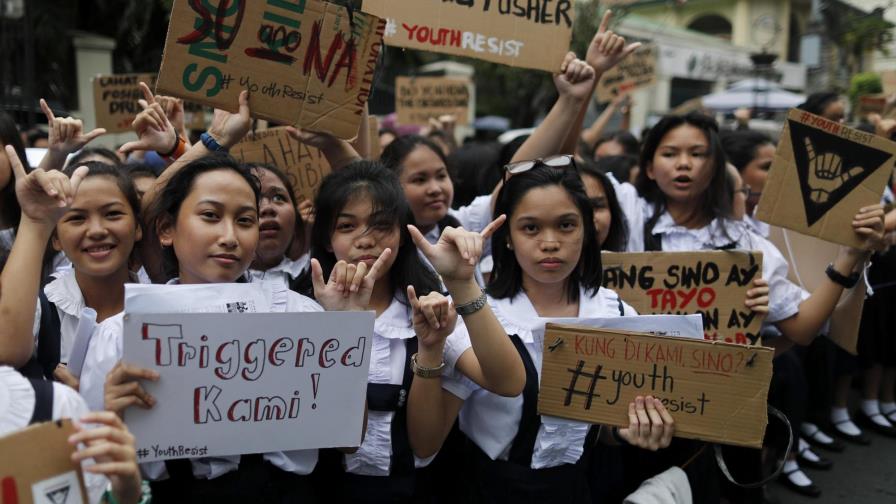 Un ejército de niñas filipinas declara la guerra al presidente Duterte