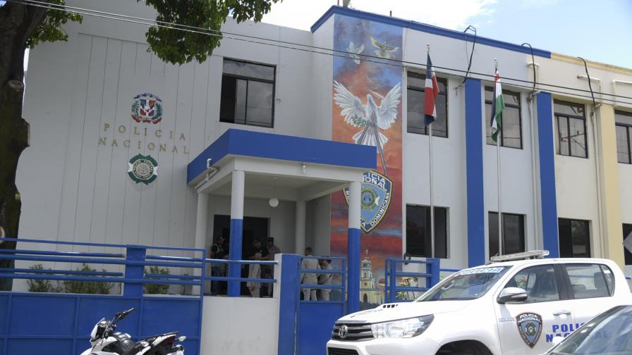 Refuerzan comandancia de la Policía en Salcedo tras tiroteo entre bandas