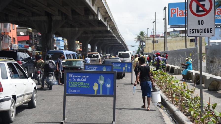 Limpian la acera de la Gómez con Ovando Limpian la acera de la Gómez con Ovando