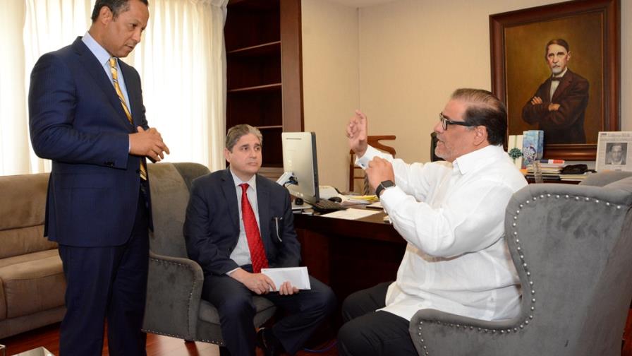 Senador recibe propuesta de ADOCOSE sobre proyecto de ley que defiende a dueños de vehículos