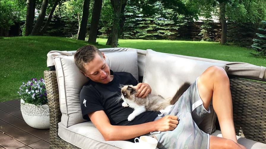 El antes y después de las piernas de un ciclista tras concluir 16 etapas del Tour de France