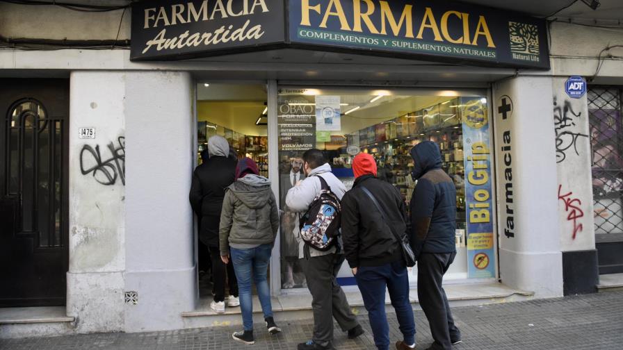 Uruguay comienza a vender marihuana en farmacias 