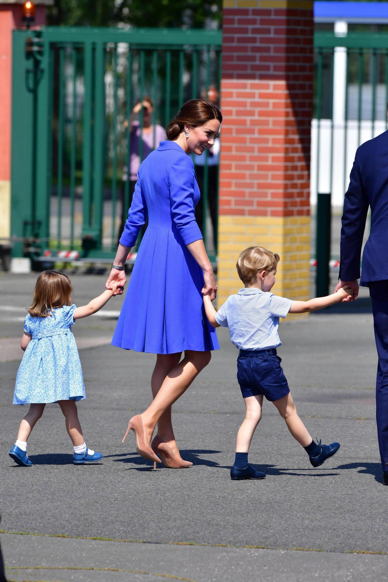 Los duques de Cambridge, Guillermo (no aparece) y Catalina (c), con sus hijos, los príncipes Jorge (d) y Carlota (i), llegan al aeropuerto de Berlín (Alemania), este miércoles 19 de julio de 2017. 