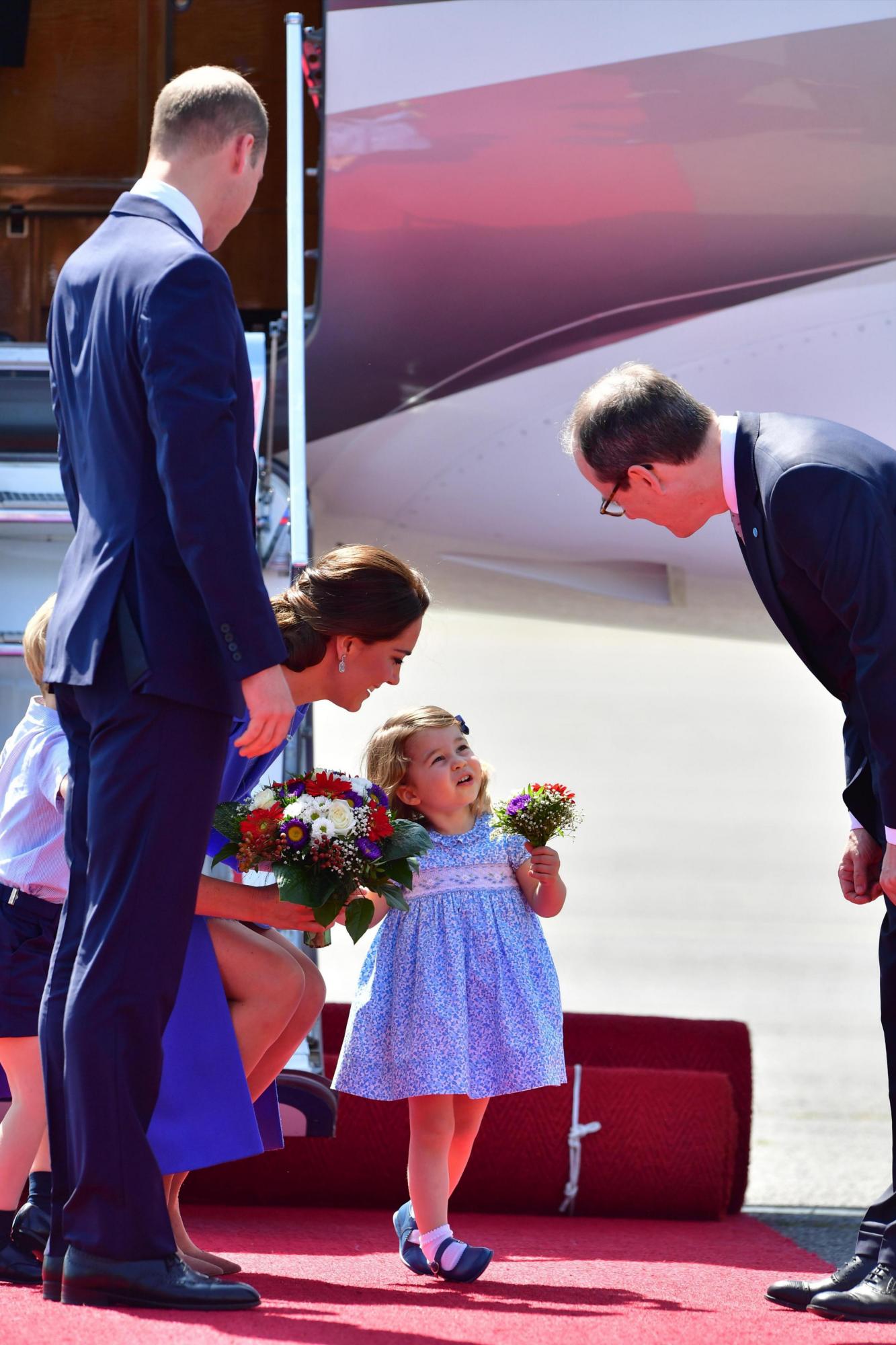 Los duques de Cambridge, Guillermo (i) y Catalina (2-I), con sus hijos, los príncipes Jorge (detrás) y Carlota (c), llegan al aeropuerto de Berlín (Alemania), este miércoles 19 de julio de 2017.  