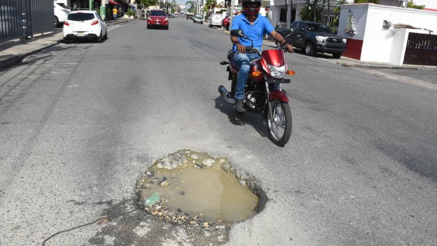 Piden solución a problema vial por fuga de agua y hoyo en el Ensanche Julieta