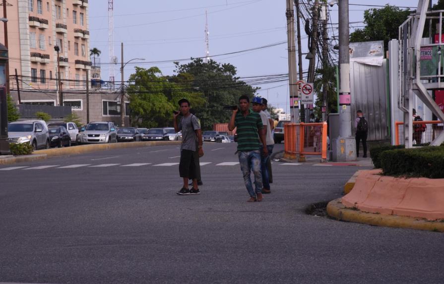 Limpiavidrios se enfrentan a policías municipales en el Distrito Nacional