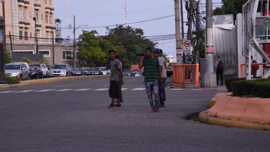 Limpiavidrios se enfrentan a policías municipales en el Distrito Nacional