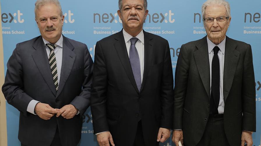 Leonel Fernández visita Next International Business School en Madrid