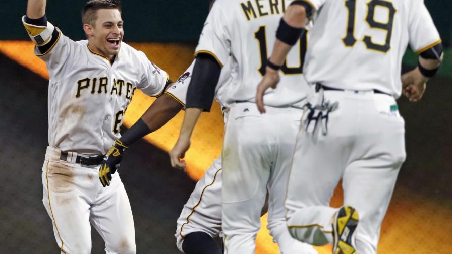 Pittsburgh se impone ante Milwaukee en la décima entrada con hit de oro de Max Moroff