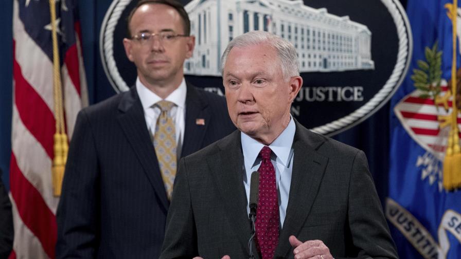 Fiscal General de EE.UU. dice no renuncia a pesar de críticas de Trump