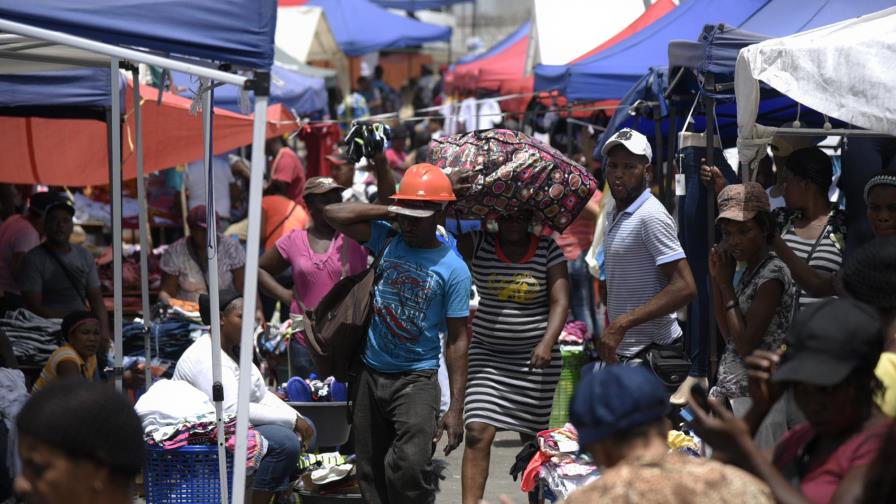 El mercado de pulgas se afianza en su nueva sede en Santiago