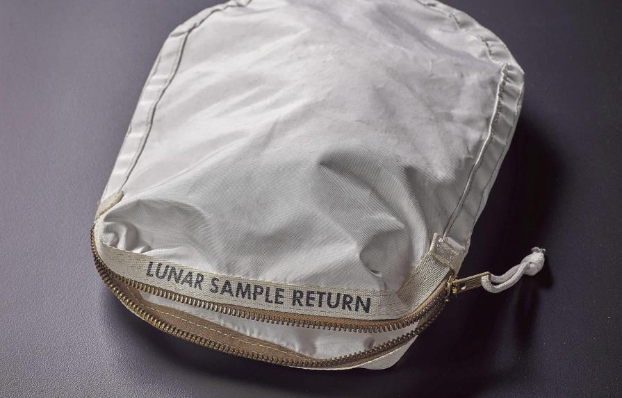Una bolsa lunar del astronauta Neil Armstrong vendida por USD 1,8 millones