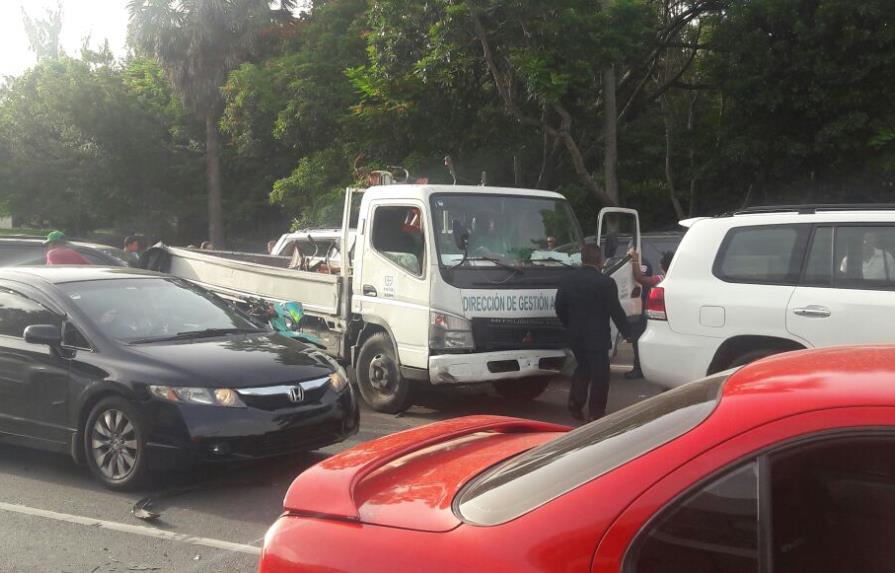 Una persona lesionada en choque entre seis vehículos y motocicleta en la avenida Los Próceres