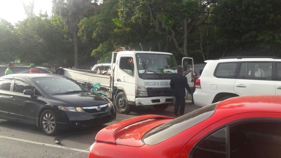 Una persona lesionada en choque entre seis vehículos y motocicleta en la avenida Los Próceres