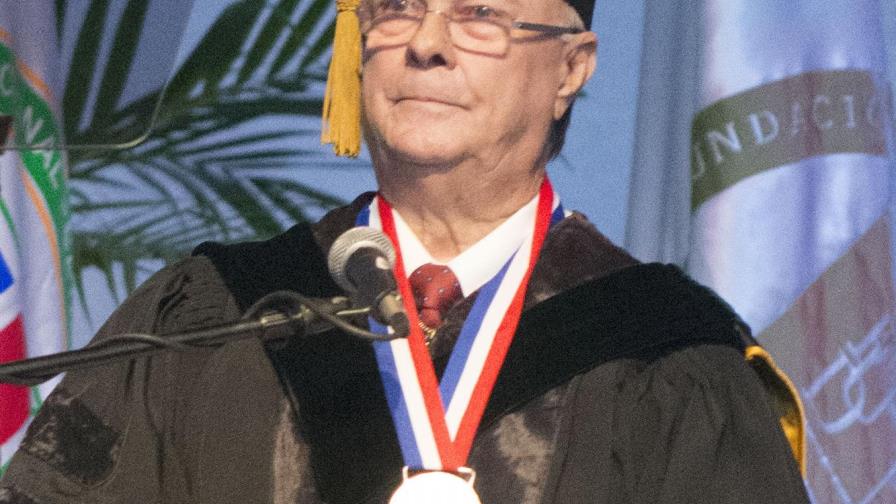 Expresidente Hipólito Mejía recibe Doctorado Honoris Causa por la UNPHU