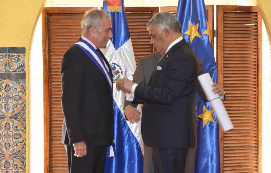 Gobierno dominicano condecora al embajador Alberto Navarro