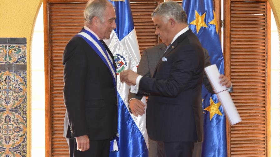 Gobierno dominicano condecora al embajador Alberto Navarro