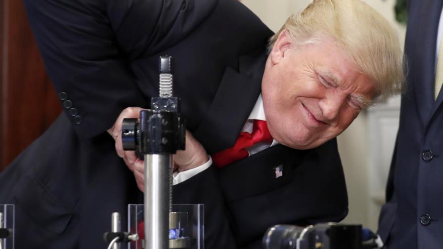 Abogado de Trump renuncia en medio de investigación sobre lazos con Rusia