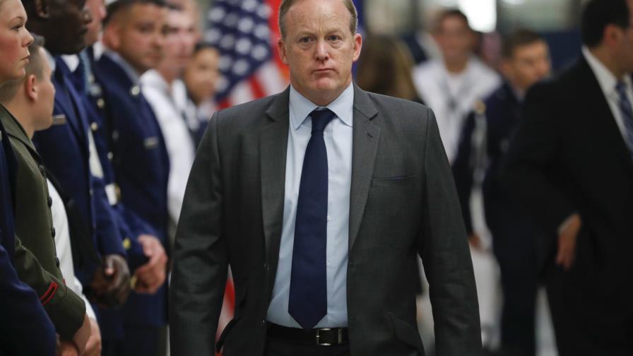 Las posibles razones por las que renunció el secretario de prensa de Donald Trump