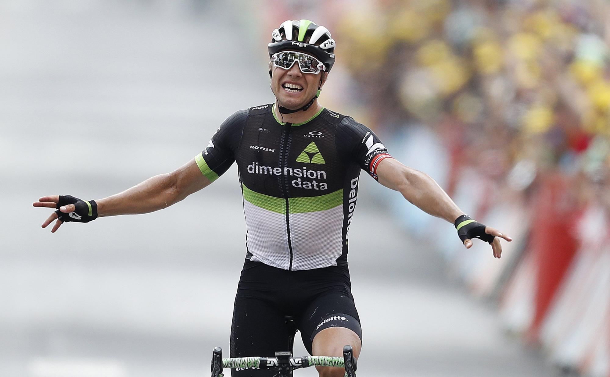 El ciclista noruego del equipo Dimension Data, Edvald Boasson, celebra su victoria en la decimonovena etapa del Tour de Francia a su llegada a Salon-De-Provence (Francia) el 21 de julio del 2017. 