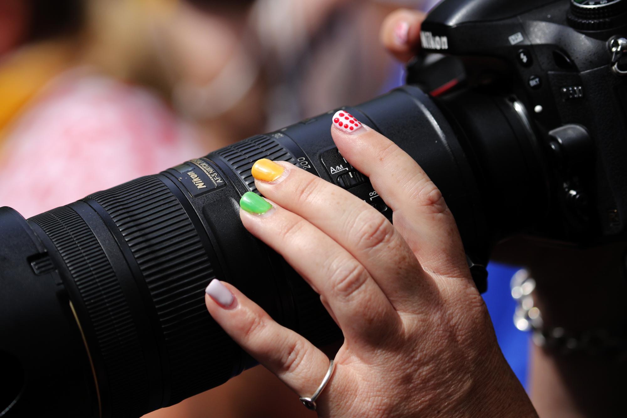 Una fotógrafa tiene sus uñas pintadas en referencia a las cuatro camisetas de líder del Tour de Francia durante la etapa 19 que recorrió unos 222.5 kilómetros entre Embrun y Salon-de-Provence en Francia, el viernes 21 de julio de 2017. 