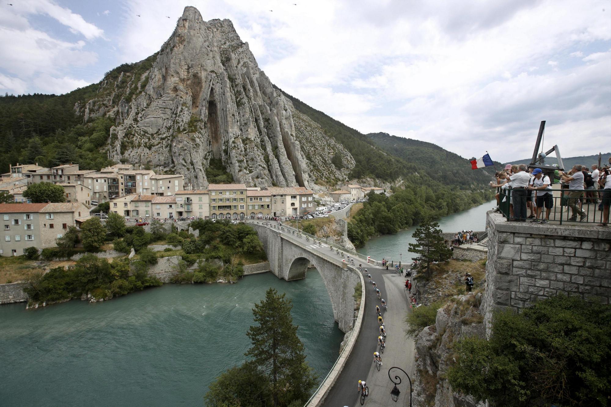 El pelotón cruza un puente del río Durance en Sisteron (Francia) durante la etapa 19 del Tour de Francia, una carrera de 222,5km entre Embrun y Salon-de-Provence en Francia, el 21 de julio de 2017.