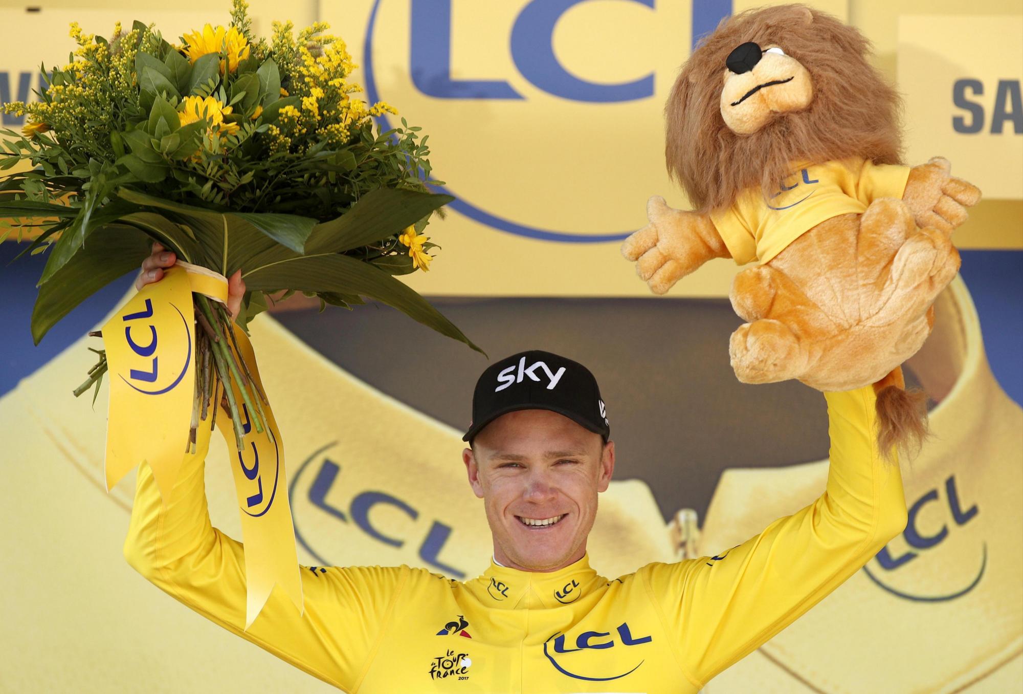 El ciclista del Reino Unido del equipo Sky, Christopher Froome, celebra en el podio su maillot (camiseta) amarillo de líder tras la decimonovena etapa del Tour de Francia a su llegada a Salon-De-Provence (Francia) el  21 de julio del 2017.