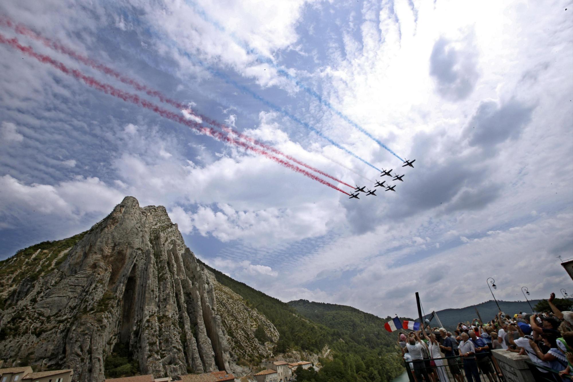 Un grupo de ocho aviones pintan la bandera francesa en el cielo de Sisteron el 21 de julio del 2017, durante la etapa 19 del Tour de Francia, una carrera de 222,5km entre Embrun y Salon-de-Provence en Francia.