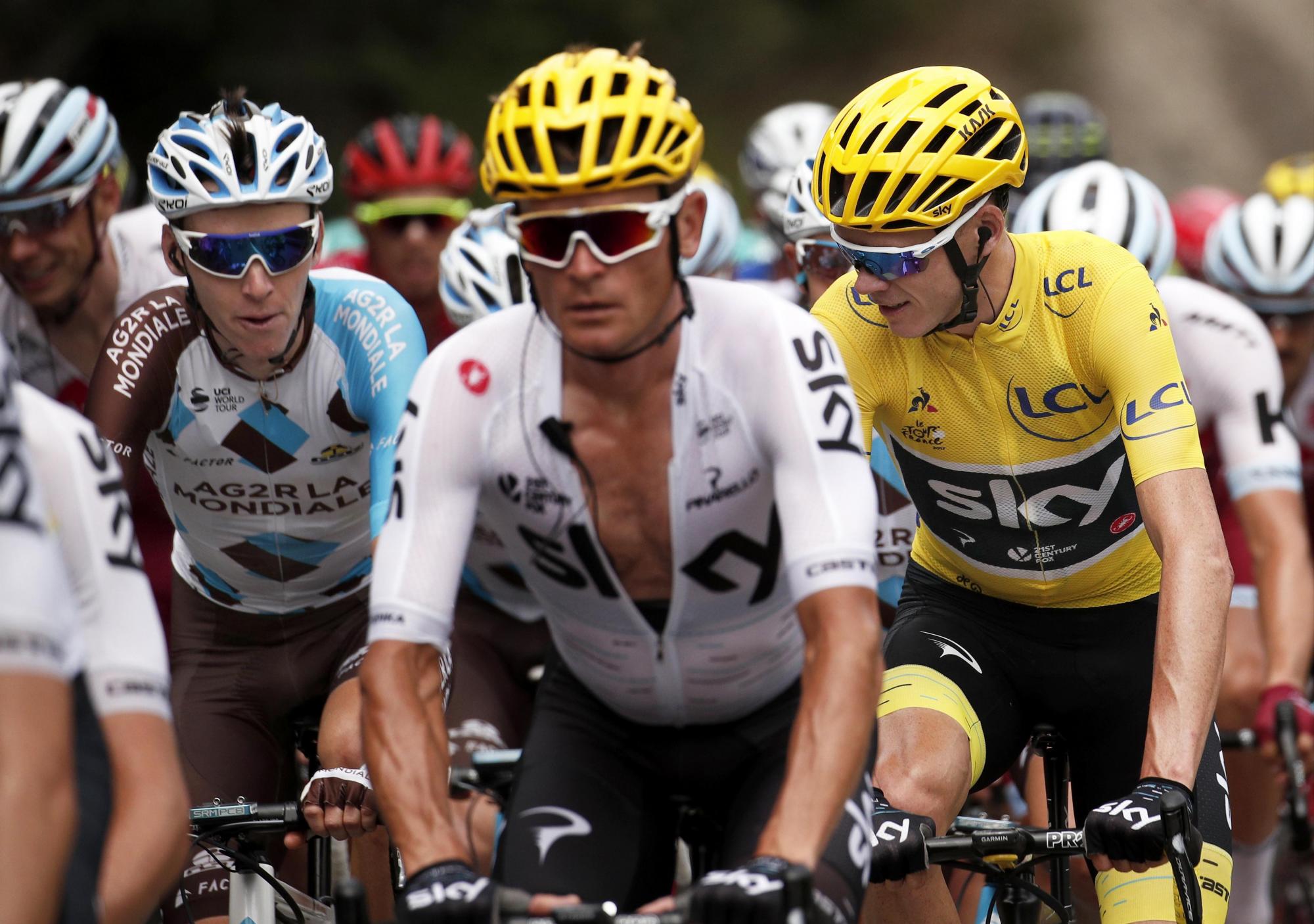 El ciclista del Reino Unido del equipo Sky Rider, Christopher Froome (derecha, camiseta amarilla), conversa con el francés del equipo La Mondiale, Romain Bardet (i), durante el paso por Sisteron (Francia) el 21 de julio del 2017.