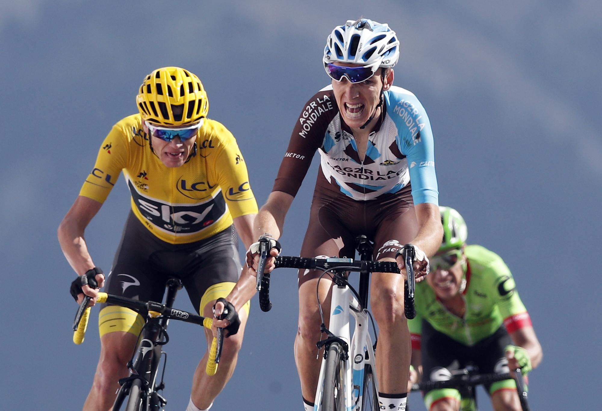 Los líderes del Tour de Francia, hasta la etapa 19, a la izquierda, con la camiseta amarilla, de líder, Chris Froome; el colombiano Rigoberto Urán, a la derecha, y el francés Romain Bardet, atrás.