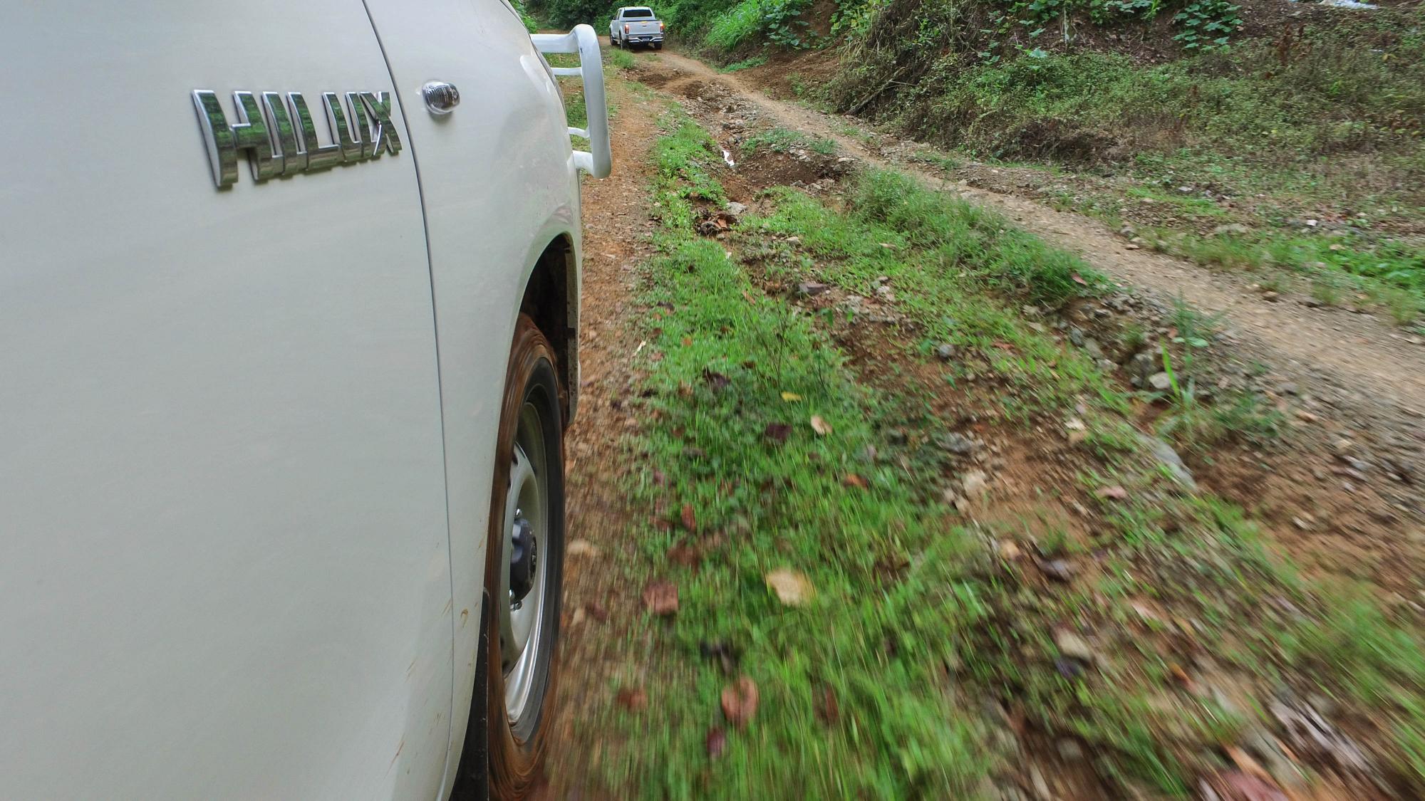 Un vehículo transita con dificultad unos 2 kilómentros antes de llegar a Máyiga.
