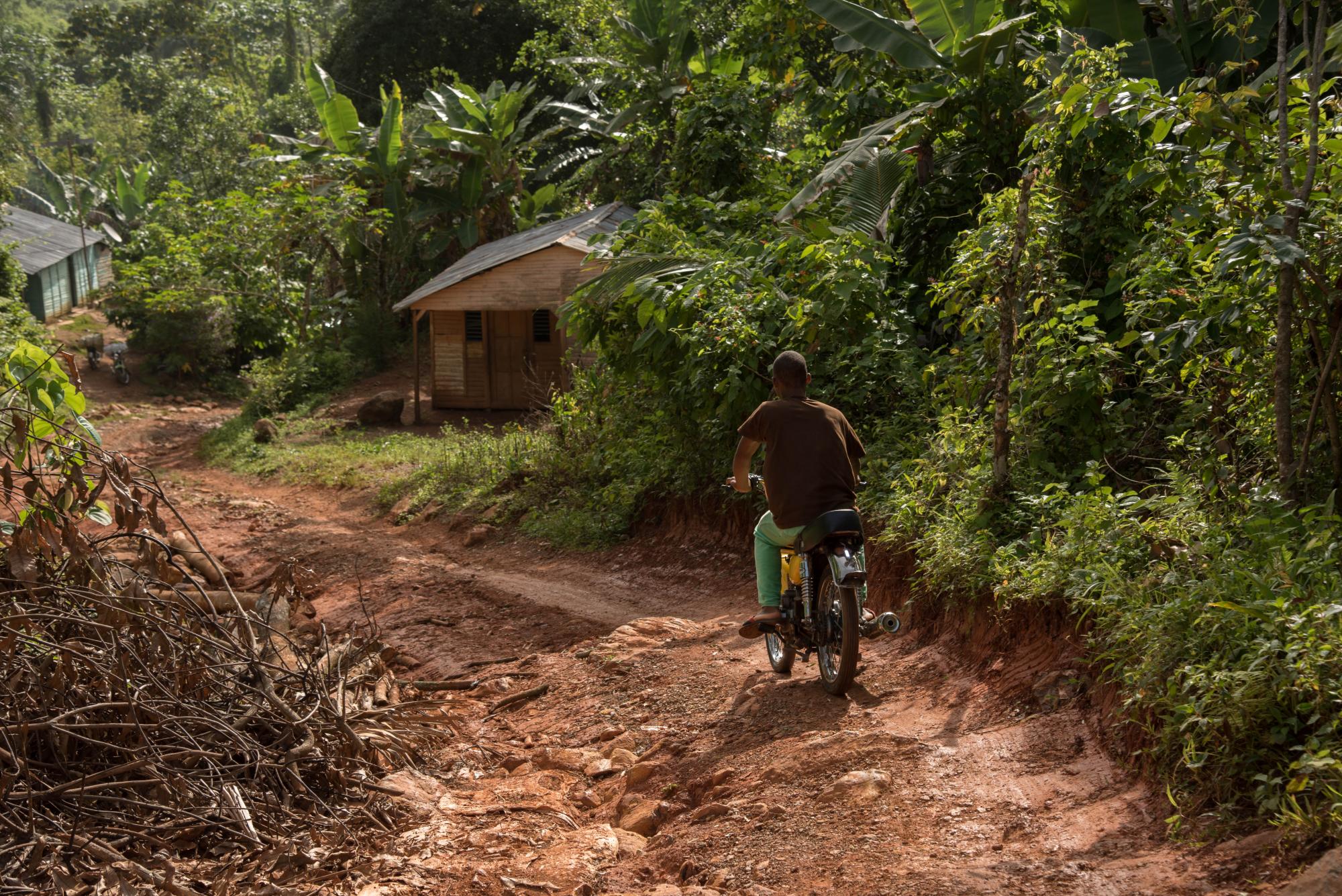 Un motorista transita con cuidado en la comunidad de Máyiga.