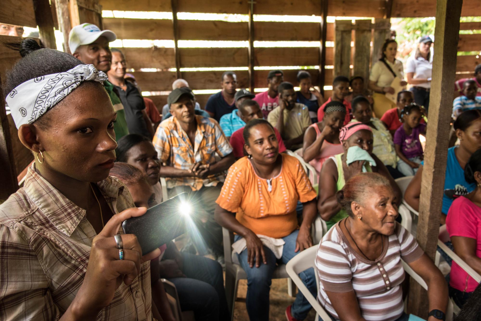 Vecinos de Máyiga asisten a la actividad.