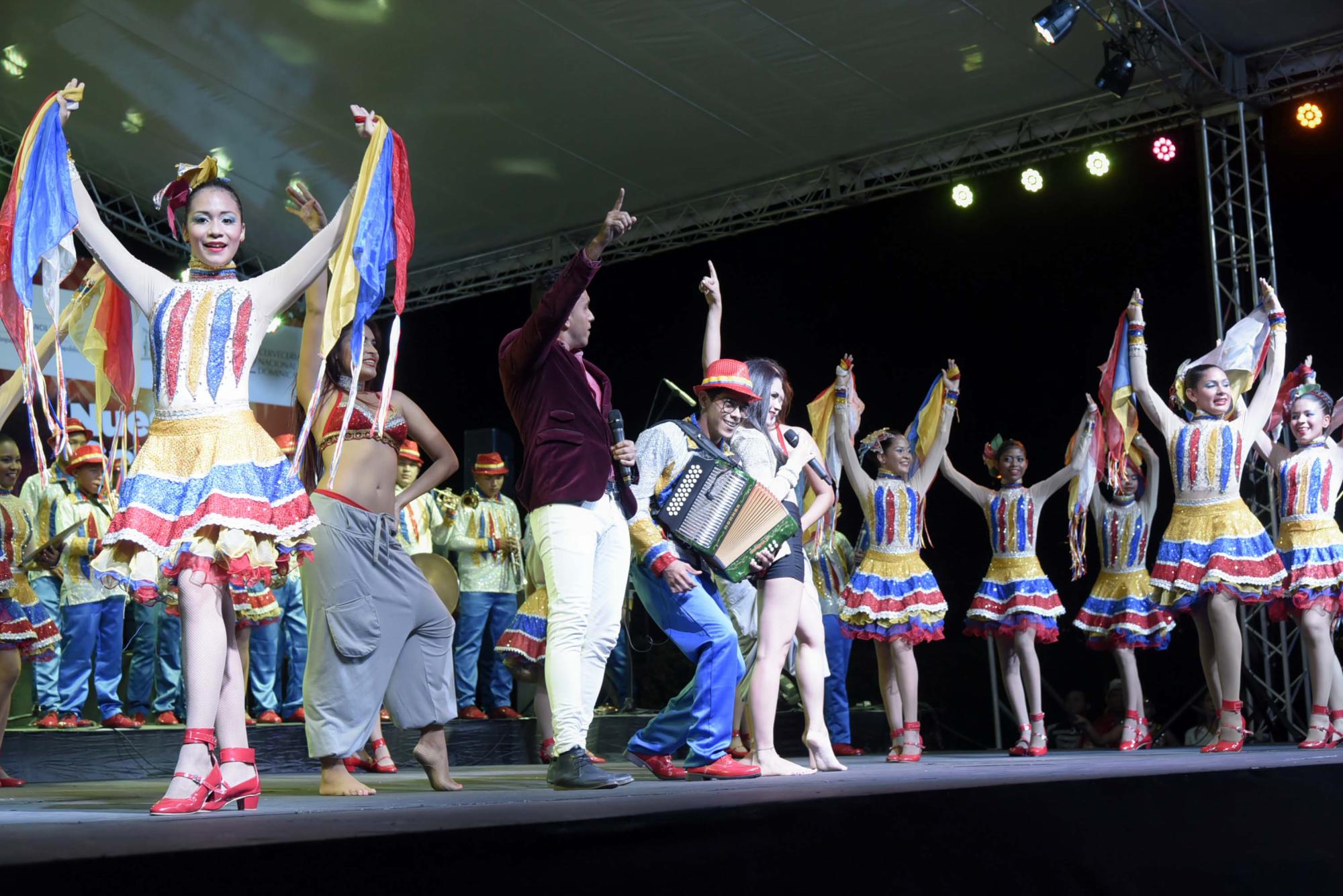 El colorido y la música estvo presente en el concierto