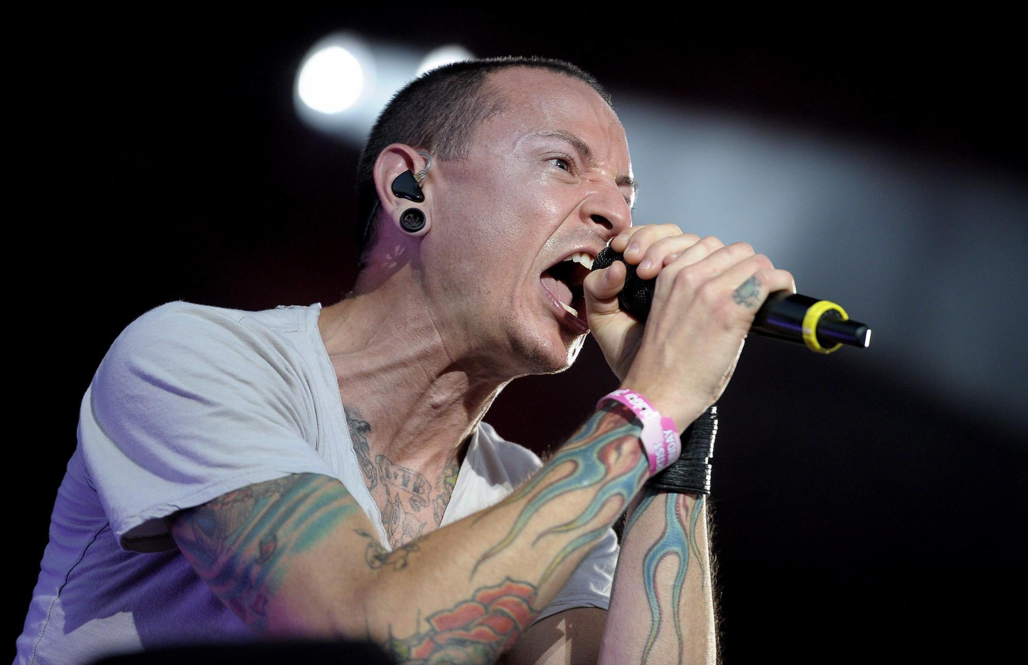  Fotografía de archivo del 27 de mayo de 2012, del cantante Chester Bennington, vocalista de la agrupación de estadounidense de rock Linkin Park, durante un concierto en Landgraaf (Holanda). 