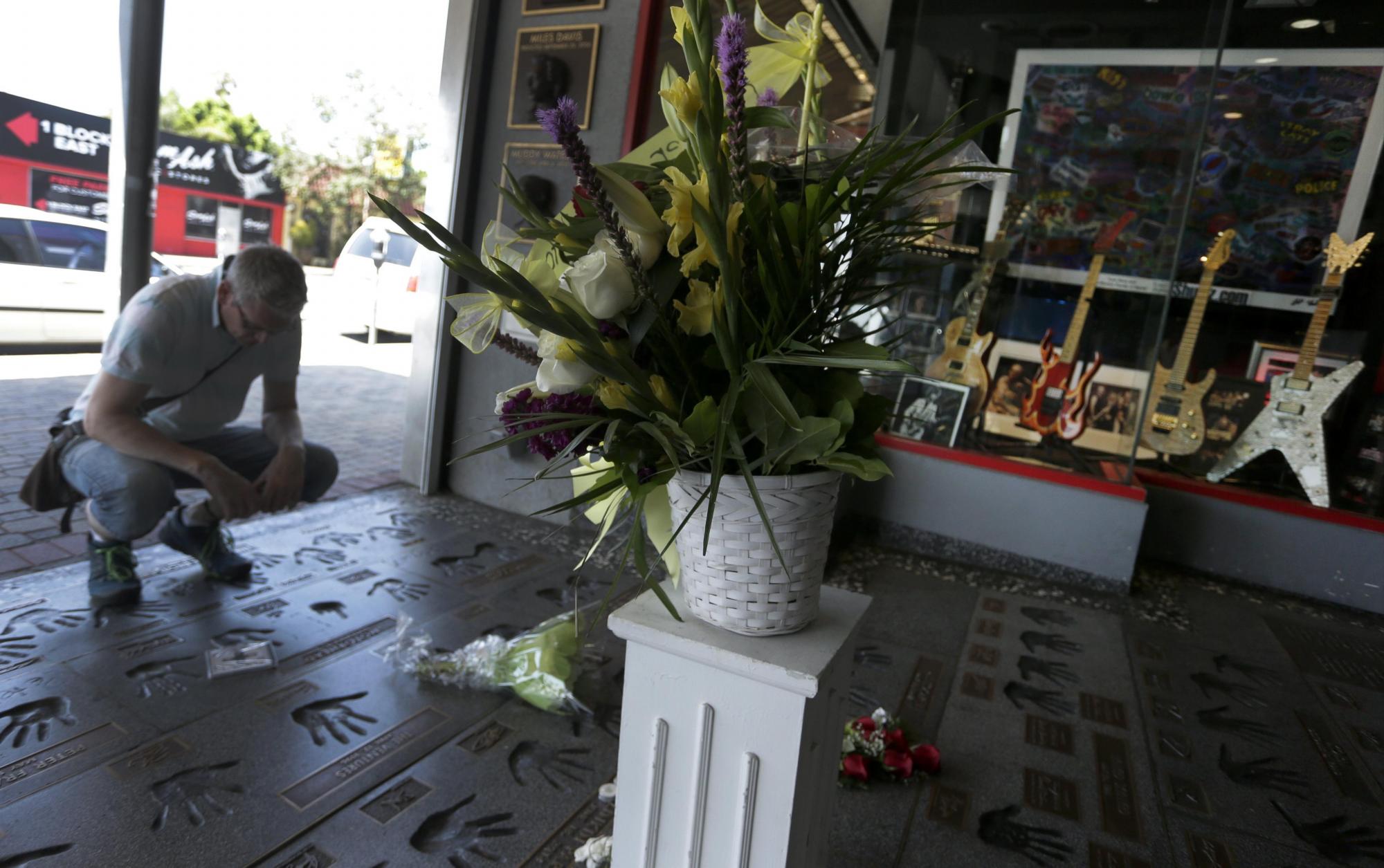 Ofenda floral en homenaje a Chester Bennington