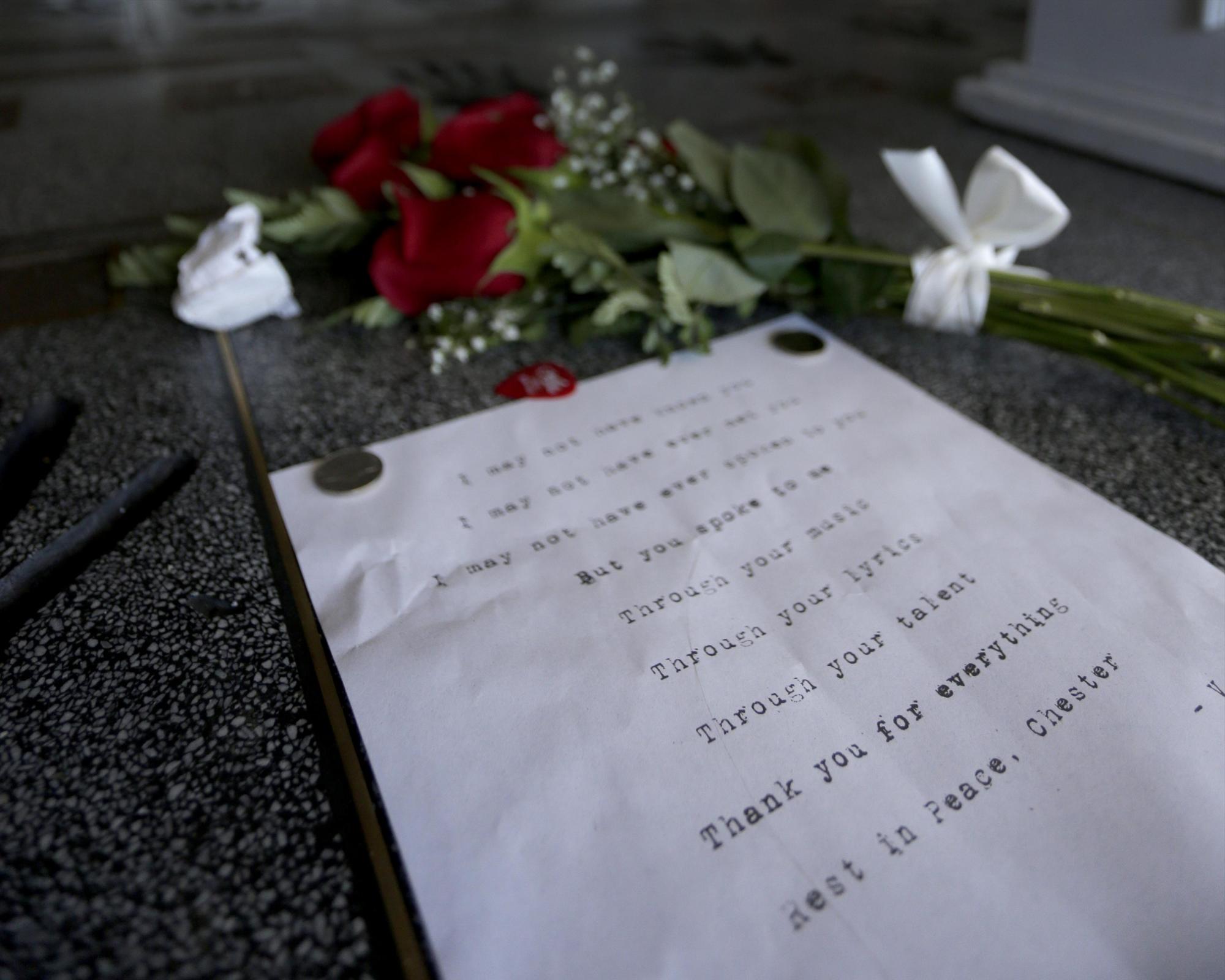 Fanáticos del fallecido cantante no dejan de hacerle homenajes 