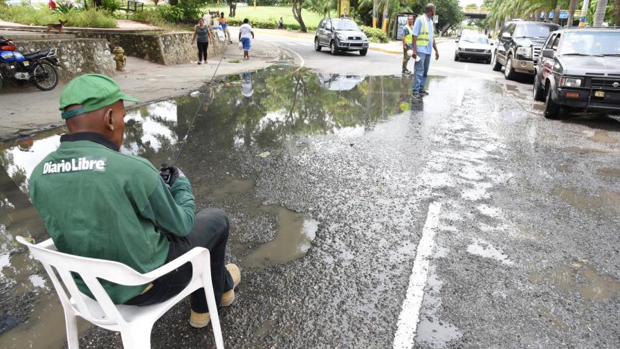 Un tramo intransitable de la Avenida España, en Villa Duarte, que huele mal