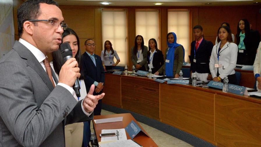 Navarro dice 300 mil estudiantes entrarán a tanda extendida en próximo año escolar 