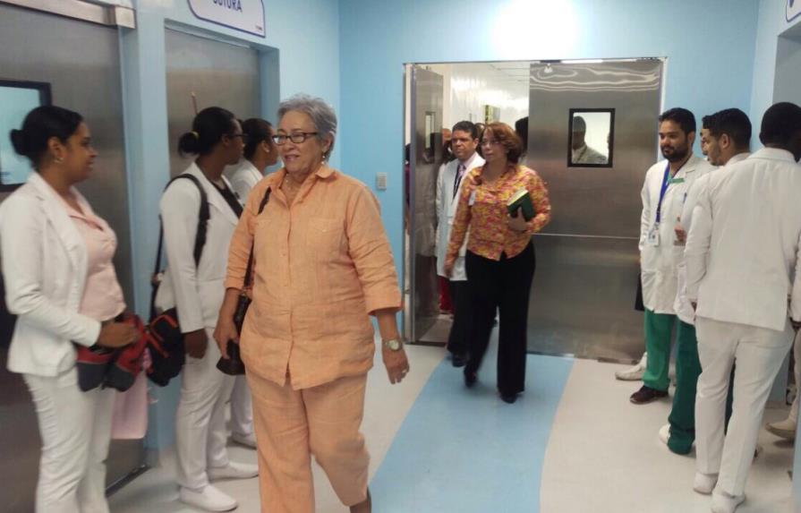 Ministra de Salud lamenta no encontrar obreros trabajando en remodelación hospital Cabral y Báez 