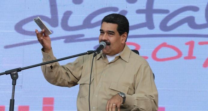 Maduro dice que Venezuela está en medio de “una crisis revolucionaria”